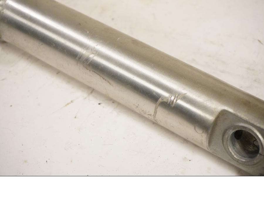 Snett uppifrån på Gaffelben från en Suzuki LS 650 -1993 motorcykel.