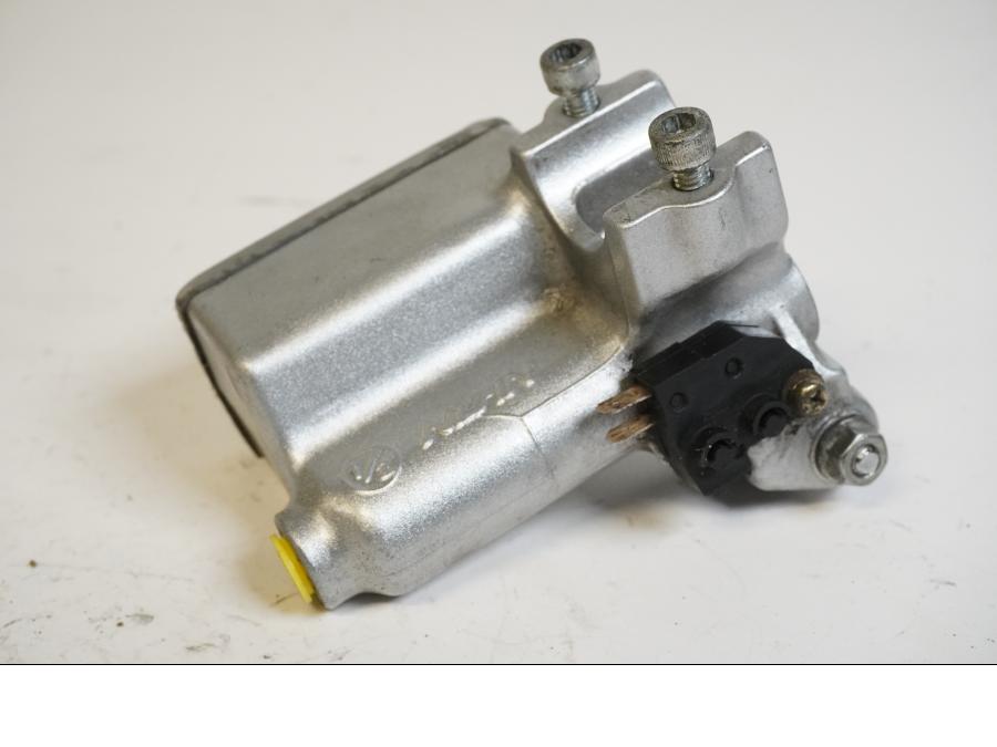 Höger sida på Bromshuvudcylinder från en Suzuki VL 800 -2004 motorcykel.