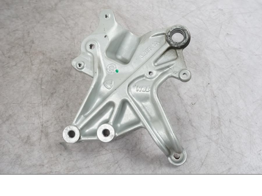 Snett uppifrån på Fotpinnefäste från en Ducati Multistrada V4 -2024 motorcykel.