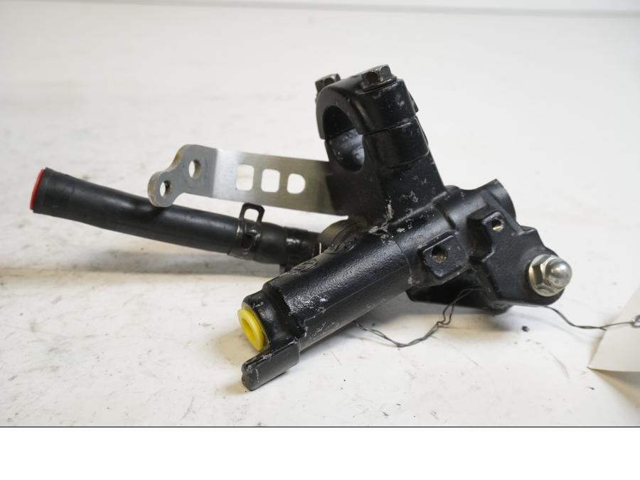 Höger sida på Bromshuvudcylinder från en Honda CBR 900 RR -1999 motorcykel.