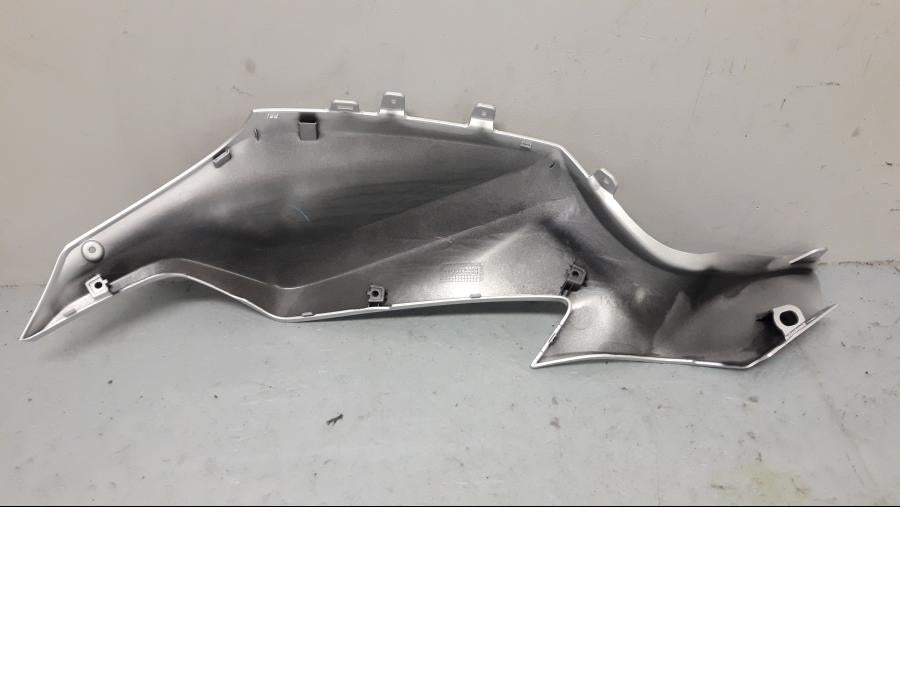 Baksidan på Bensintankskåpa från en Yamaha MT-07 -2015 motorcykel.