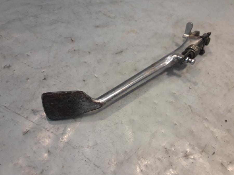 Baksidan på Sidostöd från en Suzuki VZ 800 -1999 motorcykel.