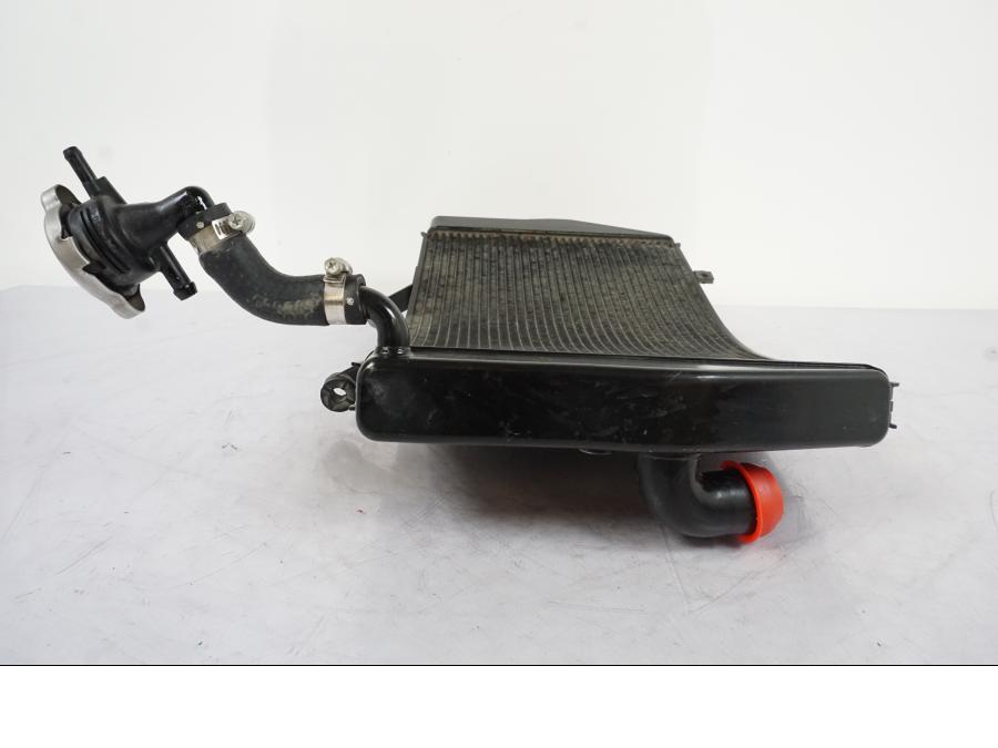 Höger sida på Vattenkyl från en Honda VFR 1200 -2010 motorcykel.