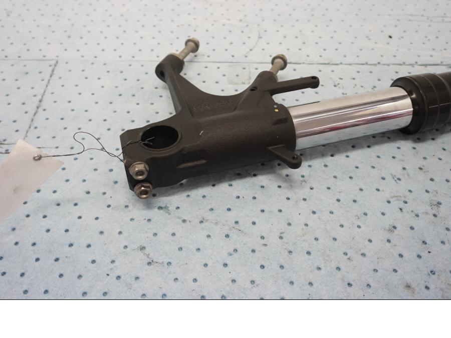 Vänster sida på Gaffelben från en Honda CBR 1000 RR -2011 motorcykel.