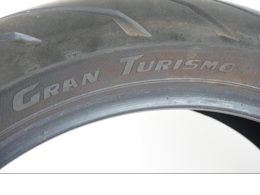Vänster sida på <p>Begagnad däck av märket Pirelli och modell Gran Turismo Angel GT.</p>
<p>Dimension 180/55 ZR 17 M/C (73W). </p>
<p>Mönsterdjup ca: (5,30mm i mitten) (4,35mm yttre däck) ca 80% kvar.</p>
<p>Tillv 1821.</p>
<p>Mindre märke finns se bild.</p> moped.