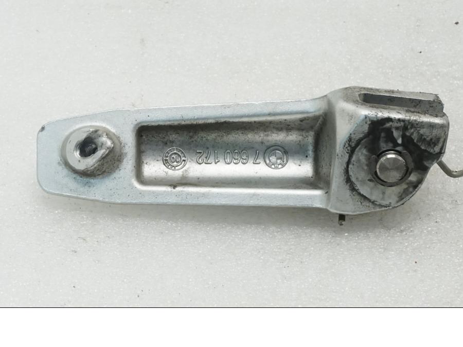 Baksidan på Fotpinne från en BMW F 800 R -2011 motorcykel.