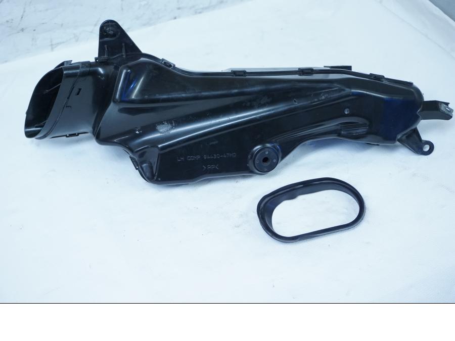Framsidan på Luftrör från en Suzuki GSX-R 1000 -2011 motorcykel.