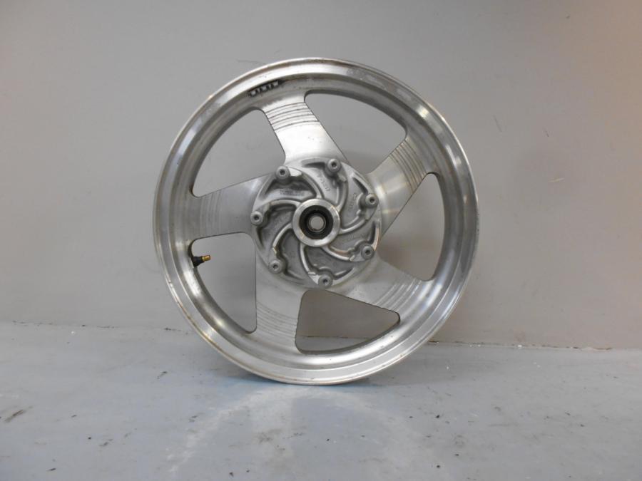 Baksidan på Fälg från en Kawasaki VN 1500 Classic Tourer -2002 motorcykel.