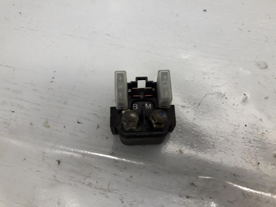 Framsidan på Startrelä från en Yamaha FZ-6 -2004 motorcykel.