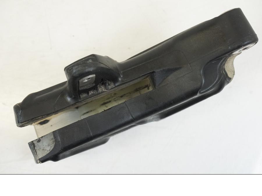 Vänster sida på Kedjeguide från en Husqvarna 701 Supermoto -2020 motorcykel.