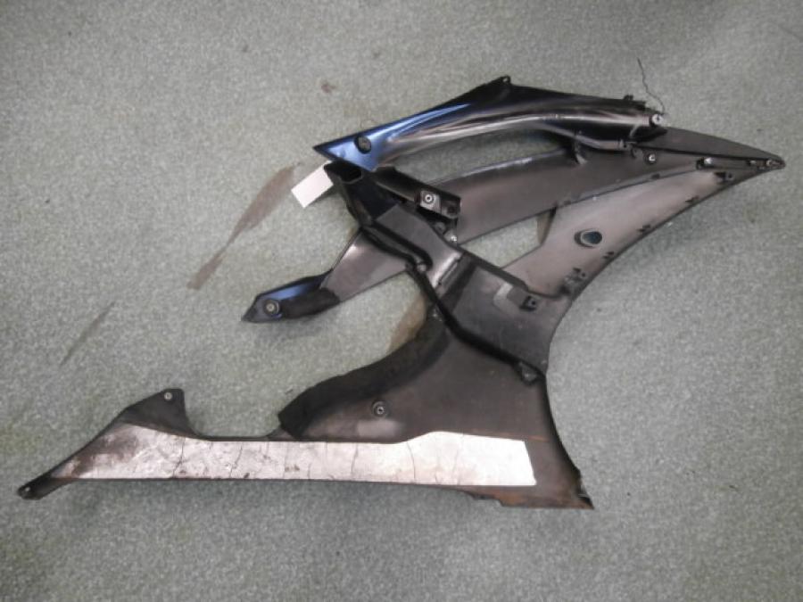 Snett nerifrån på Sidkåpa från en Yamaha YZF R6 -2008 motorcykel.