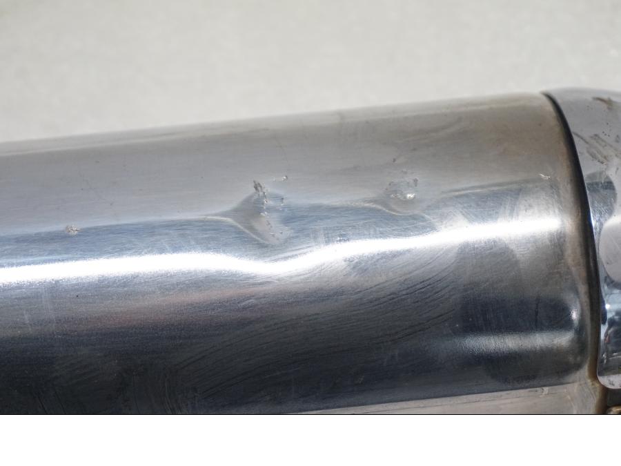 Snett uppifrån på Ljuddämpare från en Suzuki VL 800 -2004 motorcykel.