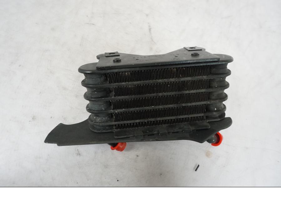 Snett nerifrån på Oljekyl från en BMW R 850 R -2004 motorcykel.