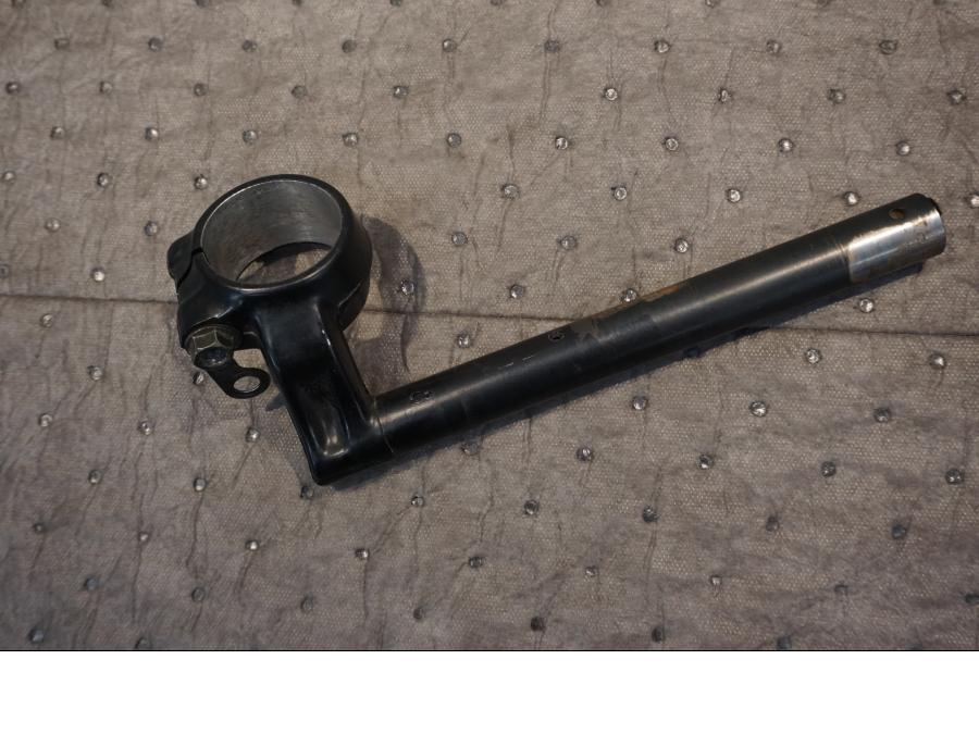 Baksidan på Styre från en Honda CBR 900 RR -1999 motorcykel.