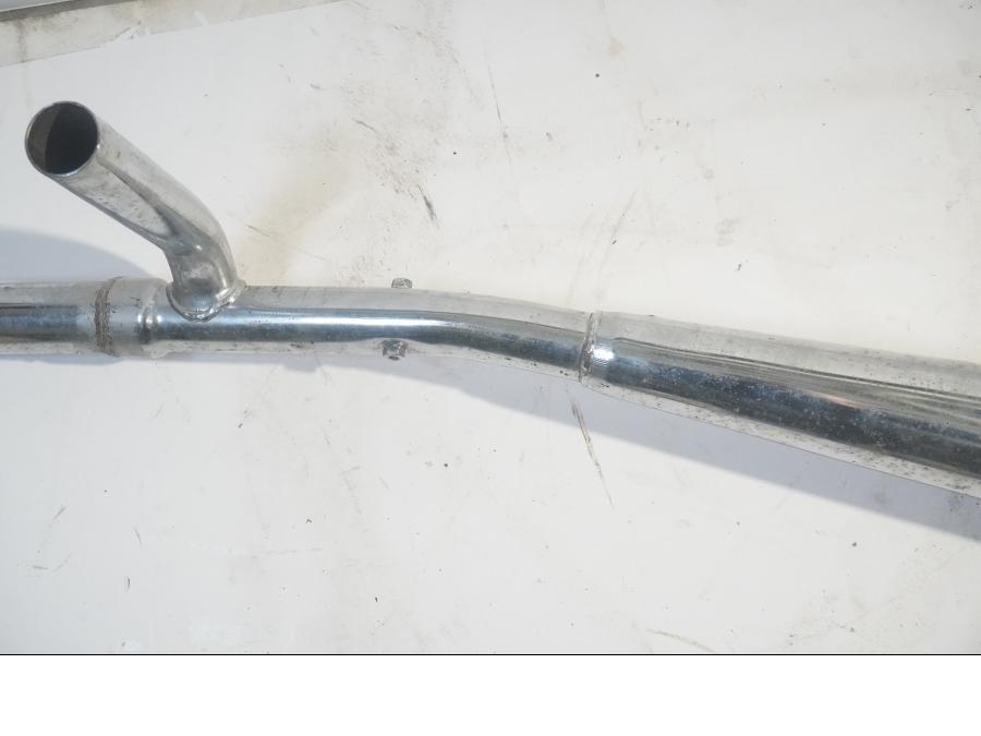 Snett nerifrån på Grenrör från en Suzuki GSX 400 -1982 motorcykel.