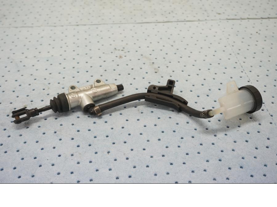 Baksidan på Bromshuvudcylinder från en BMW F 800 ST -2007 motorcykel.