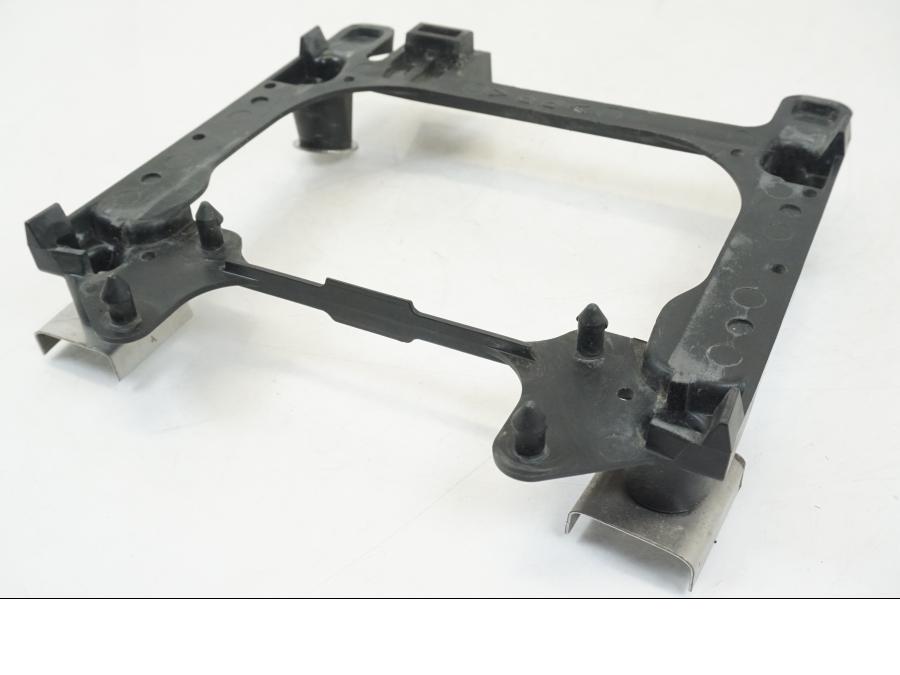 Vänster sida på Sadelfäste från en Yamaha XT 1200 A -2010 motorcykel.