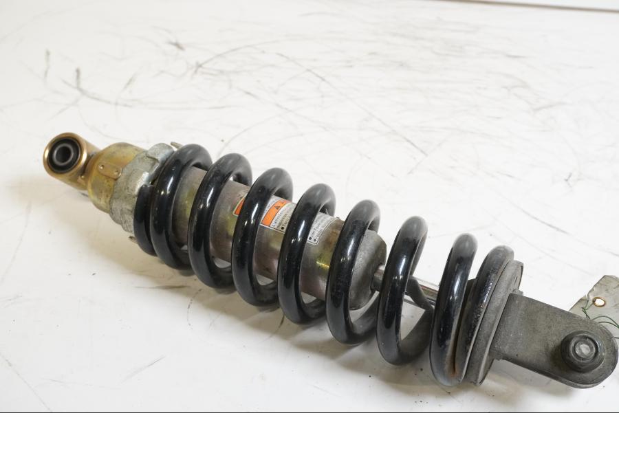 Baksidan på Stötdämpare från en Suzuki VL 800 -2004 motorcykel.