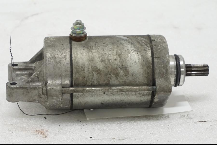 Framsidan på Startmotor från en Honda XL 1000 V -2008 motorcykel.