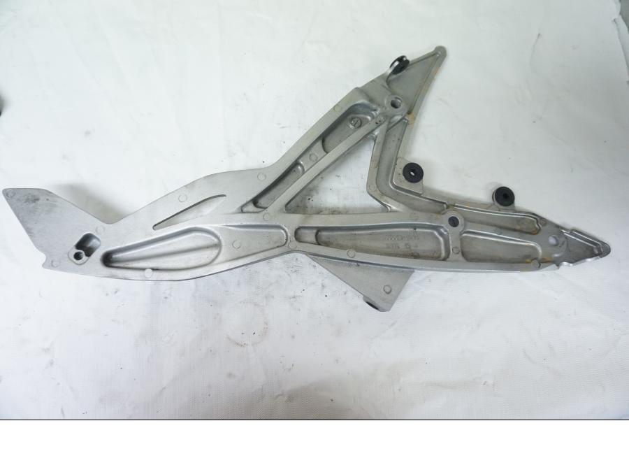 Baksidan på Fotpinnefäste från en Kawasaki ER-6N -2006 motorcykel.