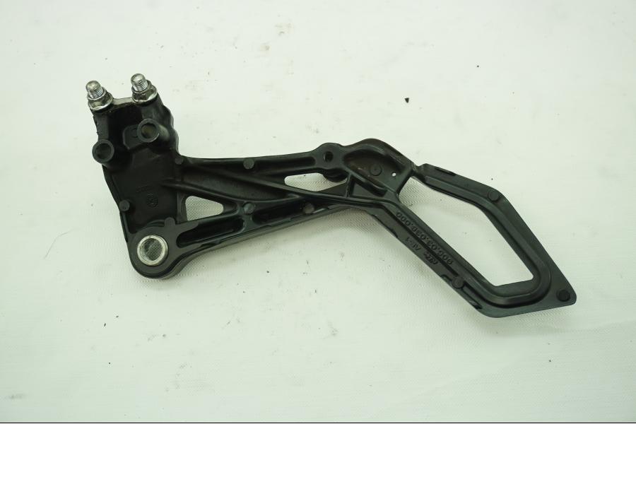 Baksidan på Fotpinnefäste från en KTM RC 390 -2019 motorcykel.