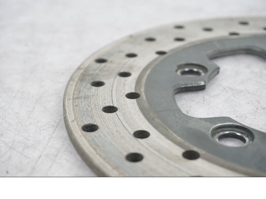 Snett uppifrån på Bromsskiva från en Suzuki SV 1000 -2004 motorcykel.