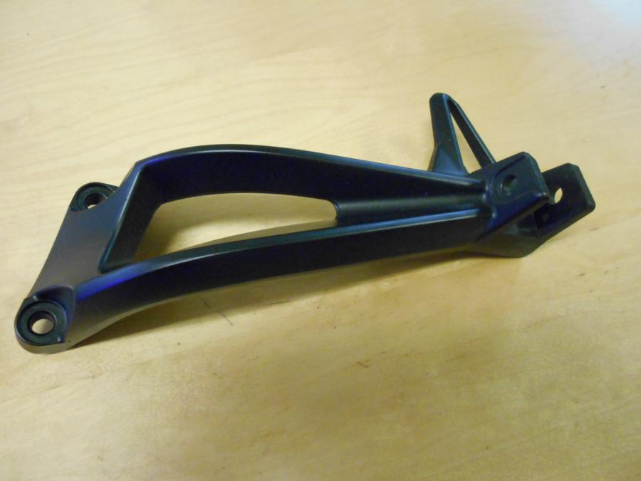 Baksidan på Fotpinnefäste från en Yamaha FZ-8 -2013 motorcykel.