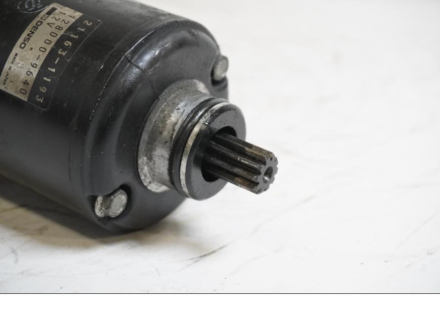 Baksidan på Startmotor från en Kawasaki ZXR 750 -1993 motorcykel.