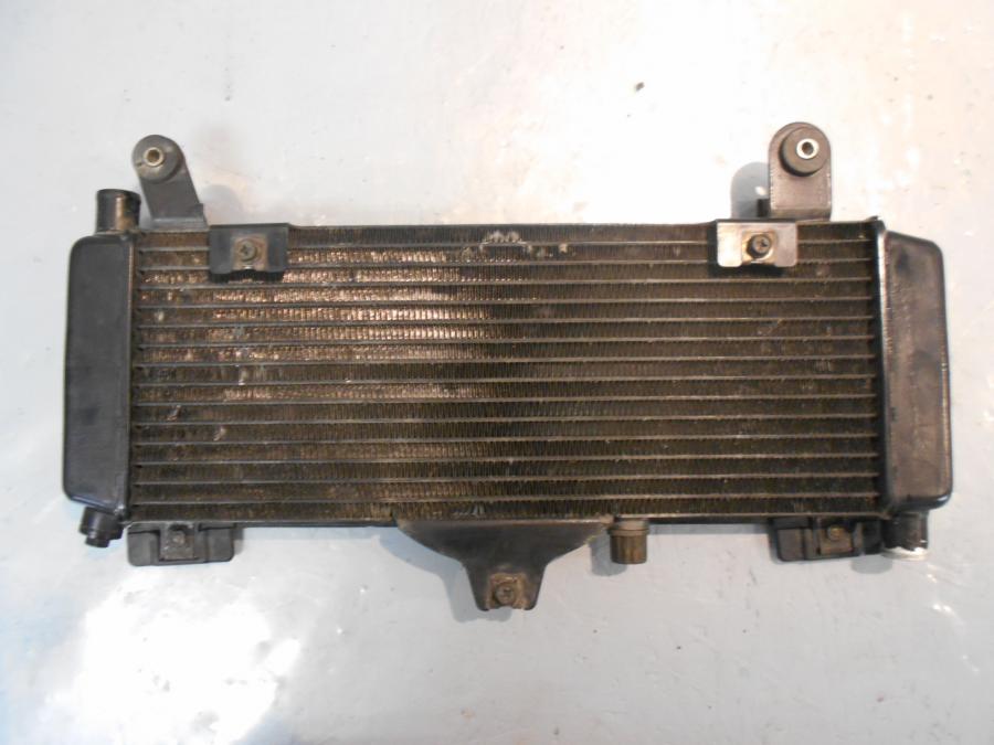 Baksidan på Vattenkyl från en Yamaha XTZ 750 -1994 motorcykel.