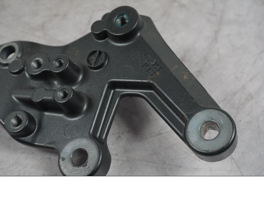 Snett nerifrån på Fotpinnefäste från en Yamaha MT-09 -2024 motorcykel.