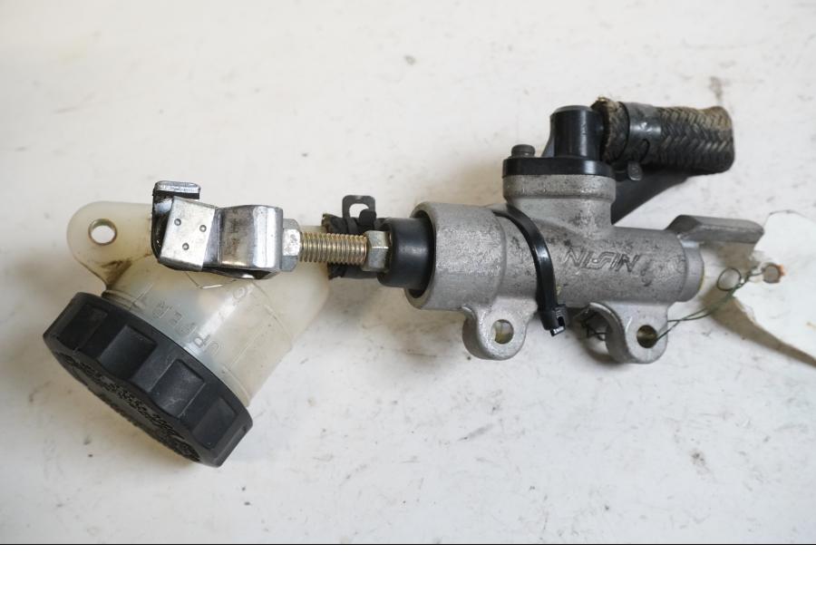 Baksidan på Bromshuvudcylinder från en Honda XL 1000 V -1999 motorcykel.