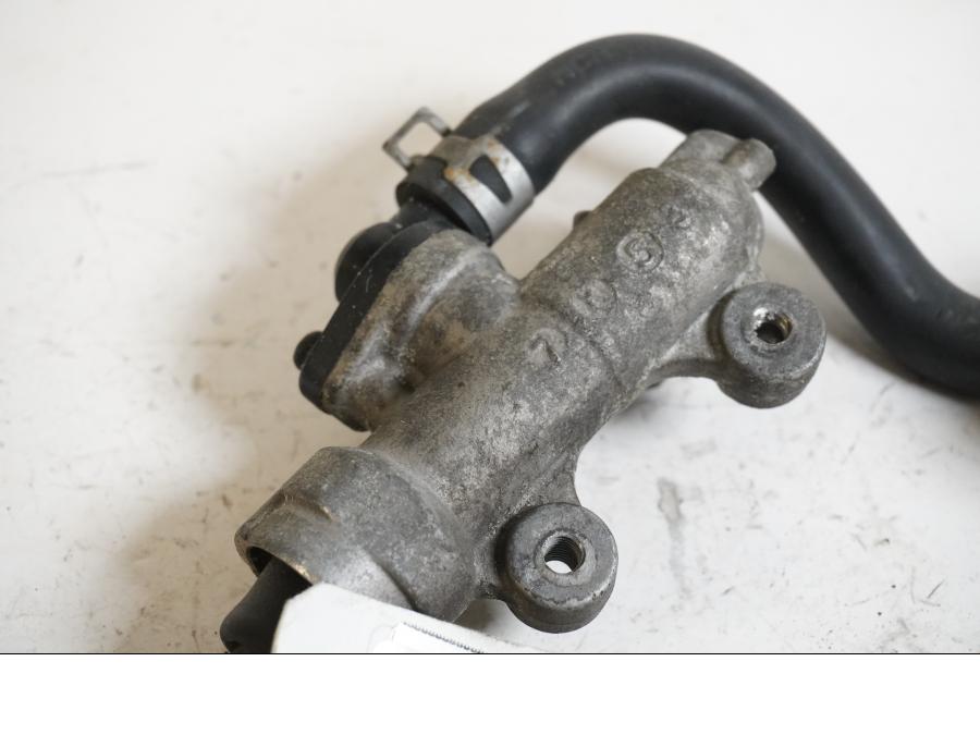 Baksidan på <p>Bromshuvudcylinder bak från Suzuki GSX-R 750 1998.</p>
<p>Ink behållare.</p> motorcykel.