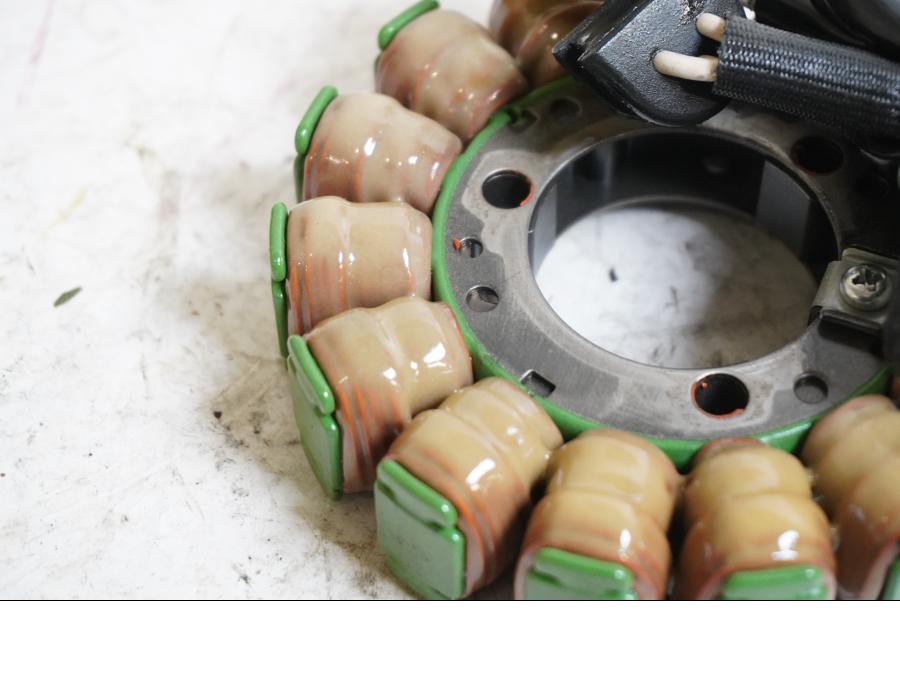 Baksidan på Generator från en Suzuki GSX-R 1000 -2008 motorcykel.