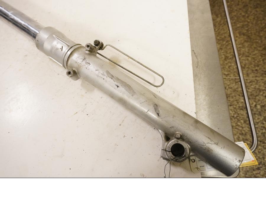 Vänster sida på Gaffelben från en Suzuki DR 800 S -1995 motorcykel.