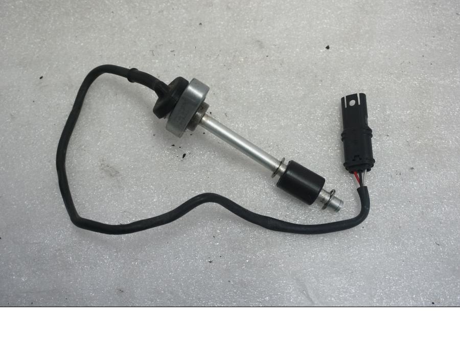 Framsidan pÄ OljenivÄgivare frÄn en BMW K 1300 R -2011 motorcykel.