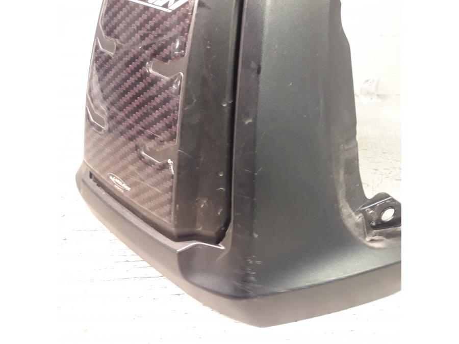 Snett uppifrån på Plast från en Honda ADV 750 -2017 motorcykel.