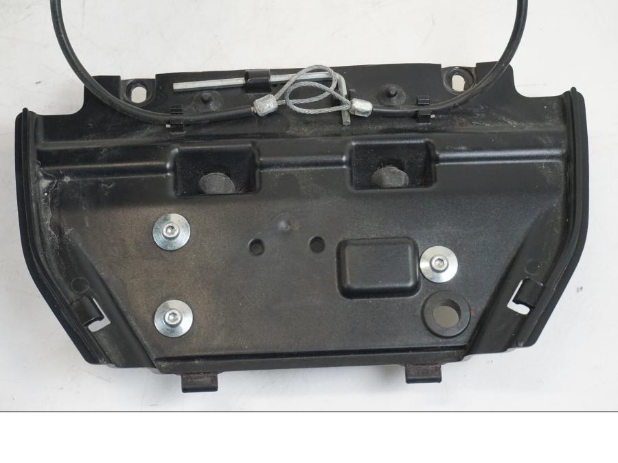 Vänster sida på Batterihållare från en Ducati Streetfighter S -2011 motorcykel.