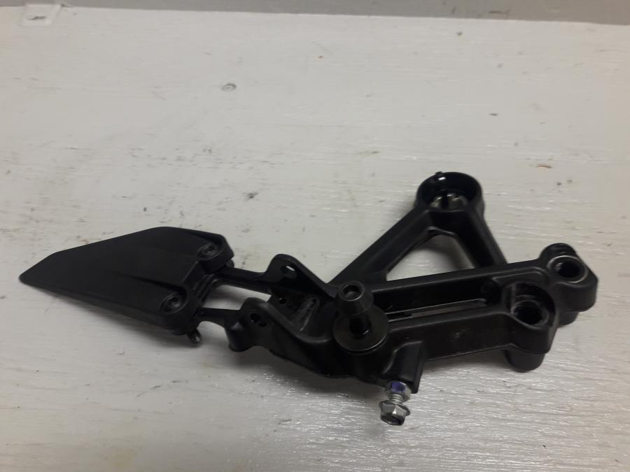 Framsidan på Fotpinnefäste från en KTM 125 Duke -2017 motorcykel.