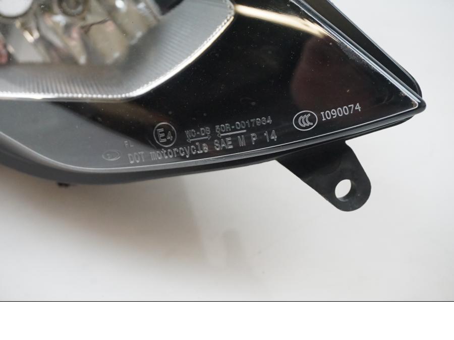 Snett nerifrån på Strålkastare från en BMW S 1000 XR -2016 motorcykel.