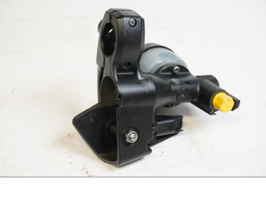 Höger sida på <p>Kopplingshuvudcylinder från BMW R 1200 GS 2006.</p>
<p>Ink behållare.</p> motorcykel.