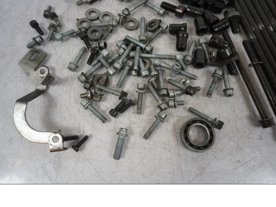 Vänster sida på Skruv / Mutter etc från en BMW R 1200 GS -2010 motorcykel.