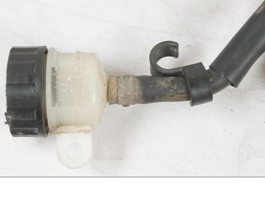 Snett uppifrån på Bromshuvudcylinder från en Kawasaki KL 650A -1987 motorcykel.