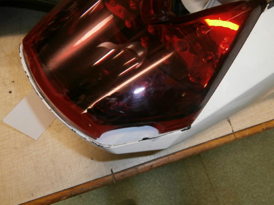 Snett uppifrån på Baklampa från en KTM 990 Super Duke R -2010 motorcykel.