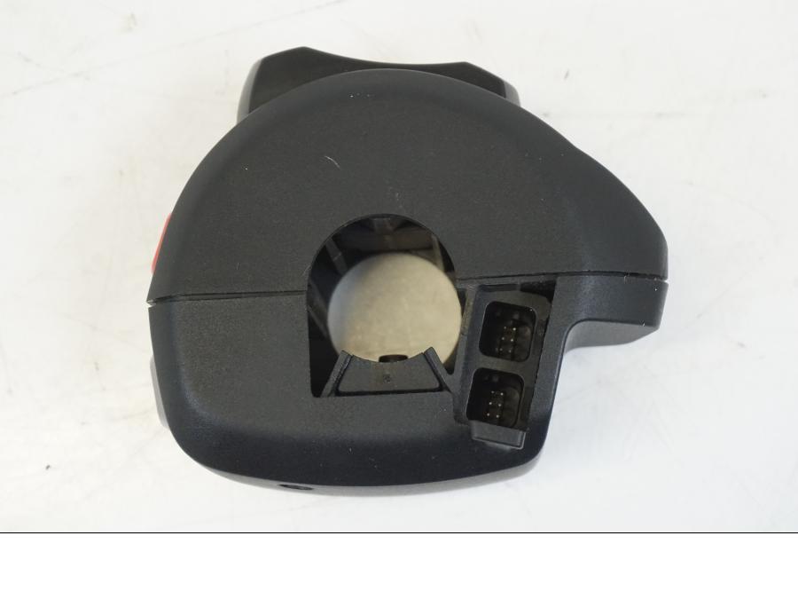 Vänster sida på Styrelreglage från en Triumph Speed Triple -2021 motorcykel.