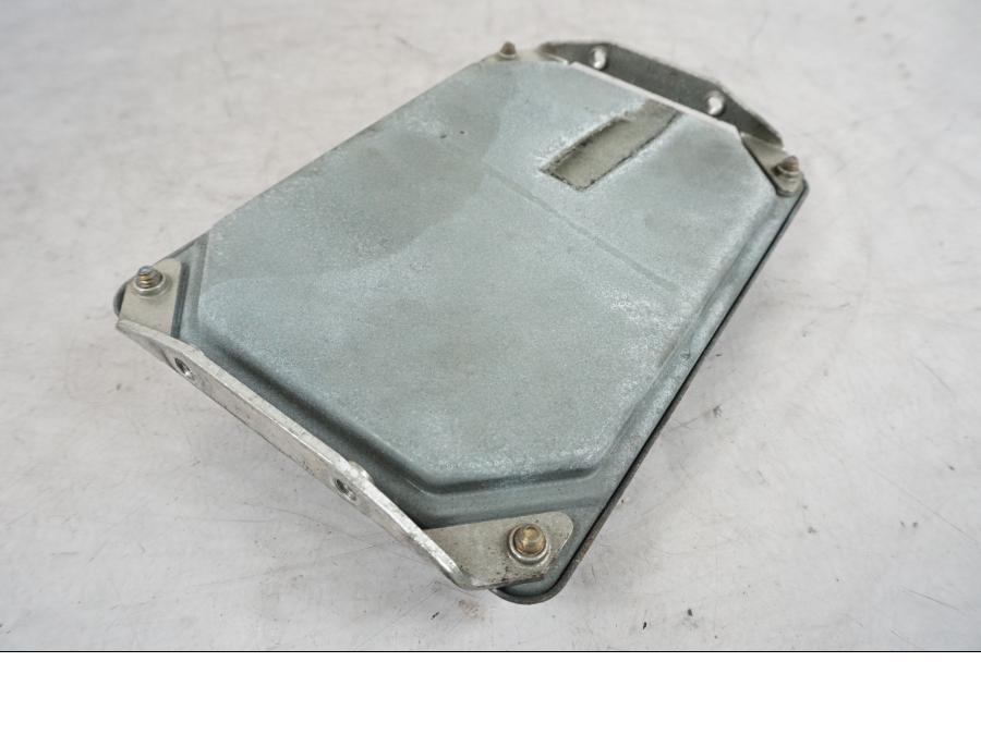 Höger sida på Motronic styrenhet från en BMW R 850 R -2004 motorcykel.