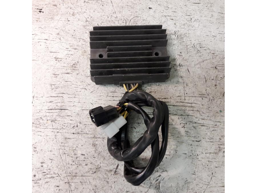 Baksidan på Likriktare från en Suzuki VZ 1600 -2005 motorcykel.