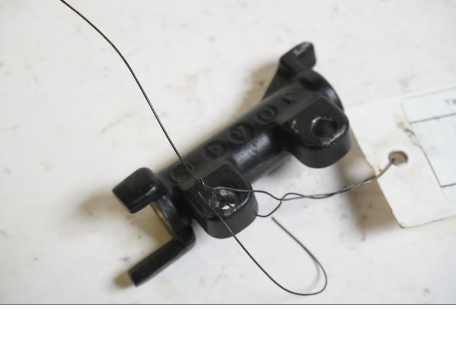 Baksidan på Bromsfördelare från en Yamaha XJR 1300 -2000 motorcykel.