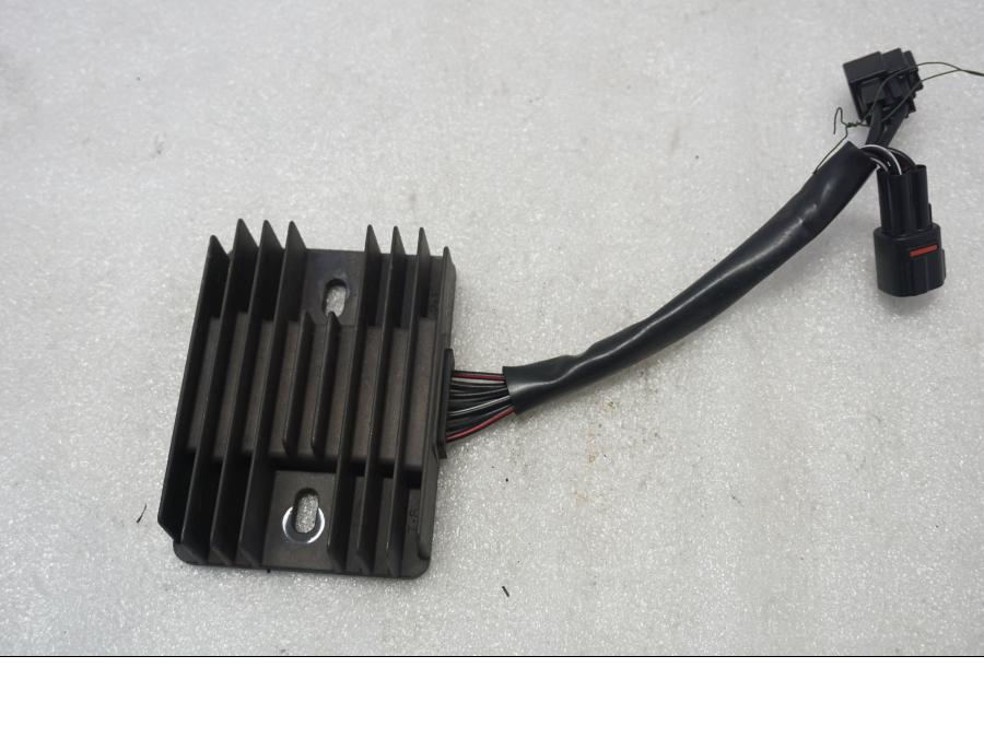 Framsidan på Likriktare från en Suzuki SV 650 -2016 motorcykel.