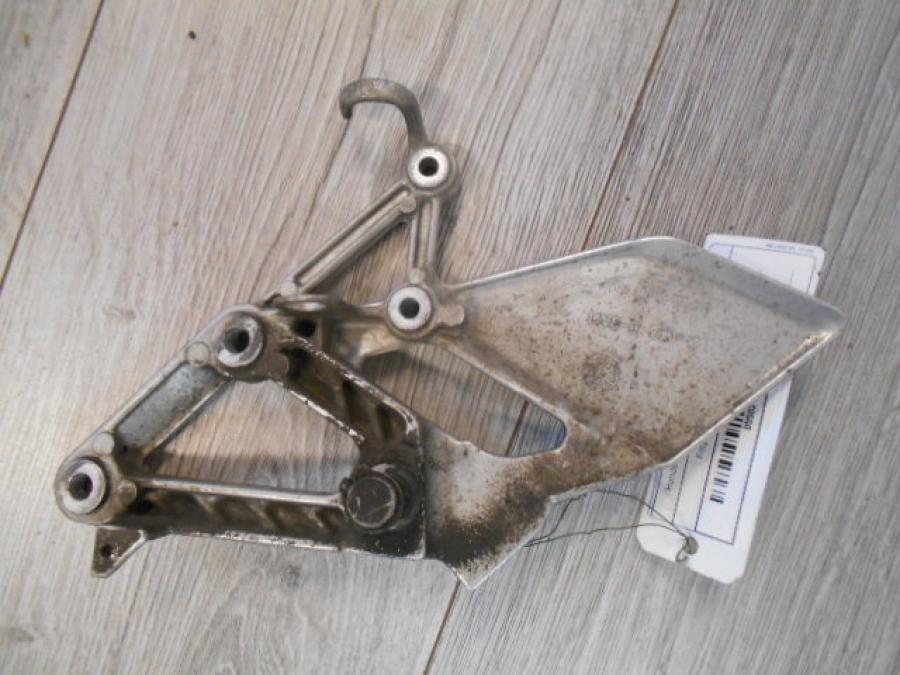 Baksidan på Fotpinnefäste från en Honda CBR 600 -1998 motorcykel.
