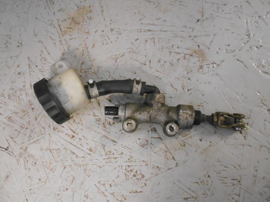 Framsidan på Bromshuvudcylinder från en Suzuki VZ 1600 -2004 motorcykel.